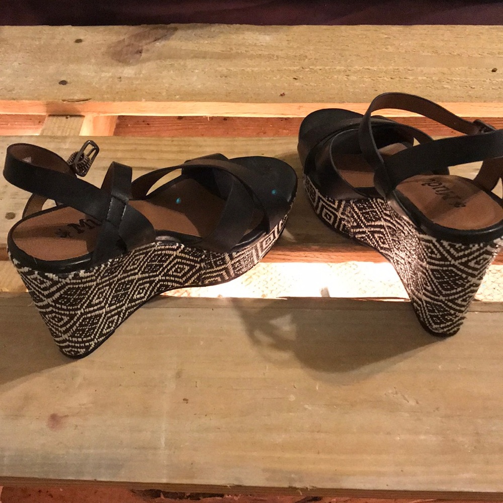 Cute Aztec Print Wedges!